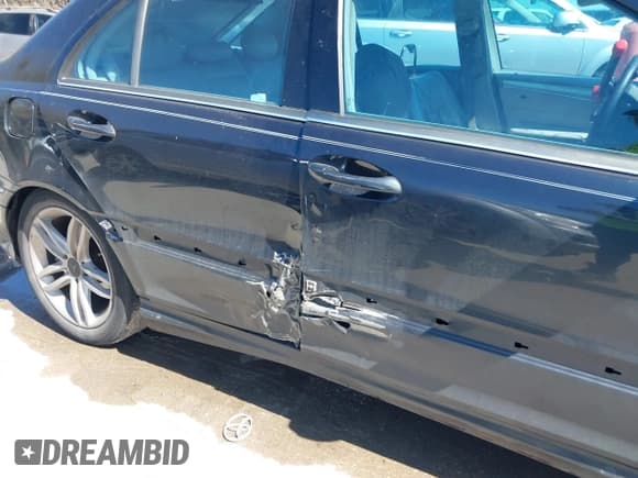 ✅ 2005 Mercedes-Benz C 230 Kompressor • VIN: WDBRF40JX5A663372 • Lot: 41703728. Wystawiony na IAAI z przebiegiem 251 351 mil. Bezpłatny archiwum sprzedaży aukcyjnych z USA i szczegółowy raport historii pojazdu na DreamBid. Zdjęcie 6.