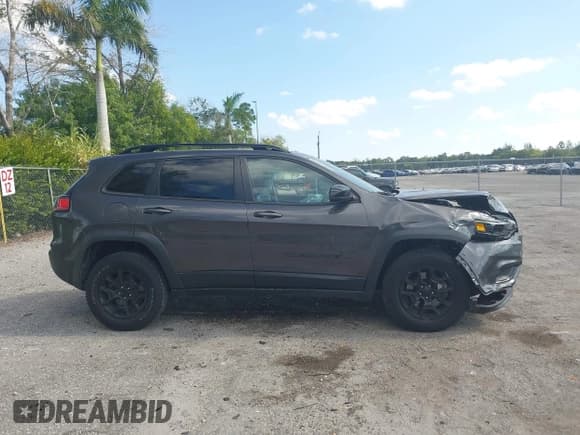 ✅ 2022 Jeep Cherokee X • VIN: 1C4PJMCX7ND556012 • Lot: 43735254. Wystawiony na IAAI z przebiegiem 78 066 mil. Bezpłatny archiwum sprzedaży aukcyjnych z USA i szczegółowy raport historii pojazdu na DreamBid. Zdjęcie 13.