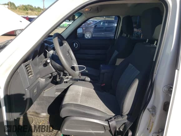 2008 Dodge Nitro SXT z VIN 1D8GU28K68W197352, wystawiony jako Copart lot #73792214 z przebiegiem 229 221 mil mil oraz Nie do naprawy • Non repairable. Historia ofert i sprzedaży dostępna na DreamBid. Obrazek 7.