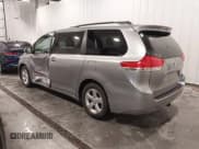 ✅ 2013 Toyota Sienna LE • VIN: 5TDKK3DC8DS388008 • Lot: 43429926. Wystawiony na IAAI z przebiegiem 78 682 mil. Bezpłatny archiwum sprzedaży aukcyjnych z USA i szczegółowy raport historii pojazdu na DreamBid. Zdjęcie 3.