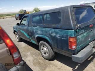 1995 Dodge Dakota z VIN 1B7FL26G5SW949027, wystawiony jako Copart lot #54697345 z przebiegiem 140 475 mil mil oraz Czysty tytuł • Clean title. Historia ofert i sprzedaży dostępna na DreamBid. Obrazek 2.