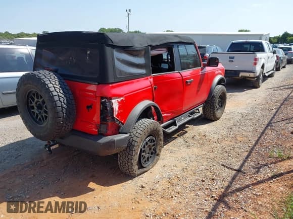 ✅ 2021 Ford Bronco • VIN: 1FMDE5BH7MLA85258 • Lot: 40245817. Wystawiony na IAAI z przebiegiem 37 318 mil. Bezpłatny archiwum sprzedaży aukcyjnych z USA i szczegółowy raport historii pojazdu na DreamBid. Zdjęcie 4.