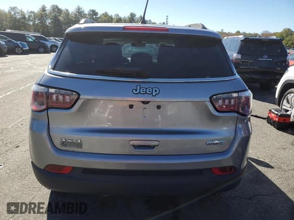 ✅ 2019 Jeep Compass Latitude • VIN: 3C4NJDBB4KT598950 • Lot: 86504625. Wystawiony na Copart z przebiegiem 80 818 mil. Bezpłatny archiwum sprzedaży aukcyjnych z USA i szczegółowy raport historii pojazdu na DreamBid. Zdjęcie 6.