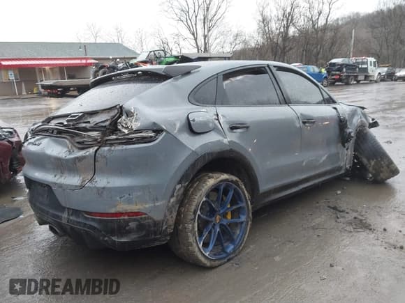 ✅ 2022 Porsche Cayenne Turbo GT • VIN: WP1BK2AY7NDA60391 • Lot: 41666360. Listed on IAAI with 34,106 mi. Free auction sales archive from the USA and detailed vehicle history report at DreamBid. Image 4.