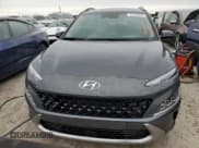 ✅ 2023 Hyundai Kona Limited • VIN: KM8K53A38PU988728 • Лот: 75101634. Опубликован ранее на Copart с пробегом 21 559 миль. Бесплатный доступ к архиву аукционных продаж из США и подробный отчёт об истории автомобиля на DreamBid. Изображение 5.