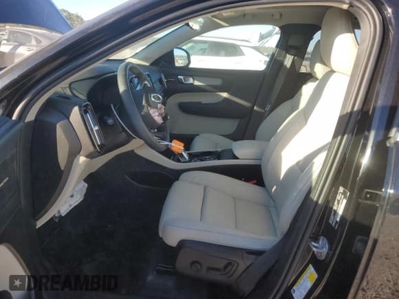 ✅ 2024 Volvo XC40 Ultimate Bright Theme • VIN: YV4L12UF0R2313942 • Лот: 82895424. Опубликован ранее на Copart с пробегом 3 255 миль. Бесплатный доступ к архиву аукционных продаж из США и подробный отчёт об истории автомобиля на DreamBid. Изображение 7.