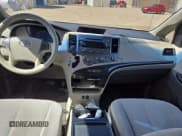 ✅ 2011 Toyota Sienna LE • VIN: 5TDKK3DC2BS046681 • Lot: 53238685. Wystawiony na Copart z przebiegiem Nie podano. Bezpłatny archiwum sprzedaży aukcyjnych z USA i szczegółowy raport historii pojazdu na DreamBid. Zdjęcie 8.