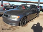 ✅ 2008 BMW 1 Series 128i • VIN: WBAUN13538VH80185 • Lot: 41381953. Wystawiony na IAAI z przebiegiem Nie podano. Bezpłatny archiwum sprzedaży aukcyjnych z USA i szczegółowy raport historii pojazdu na DreamBid. Zdjęcie 2.