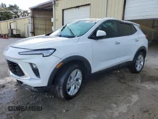 ✅ 2025 Buick Encore GX Preferred • VIN: KL4AMBSL5SB132698 • Lot: 86677555. Wystawiony na Copart z przebiegiem Nie podano. Bezpłatny archiwum sprzedaży aukcyjnych z USA i szczegółowy raport historii pojazdu na DreamBid. Zdjęcie 1.