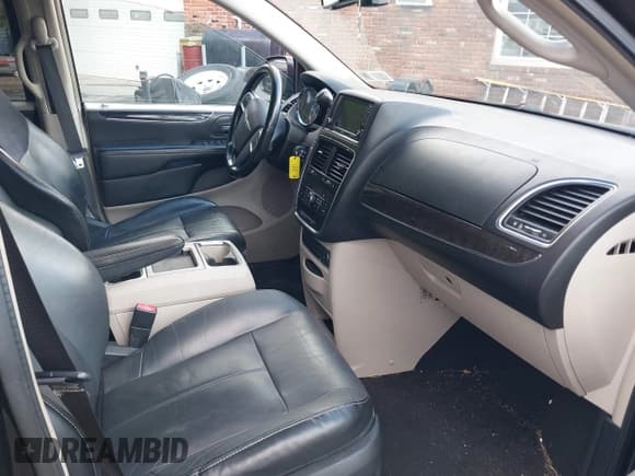 ✅ 2011 Chrysler Town & Country Limited • VIN: 2A4RR6DG9BR611543 • Lot: 43534489. Wystawiony na IAAI z przebiegiem 215 025 mil. Bezpłatny archiwum sprzedaży aukcyjnych z USA i szczegółowy raport historii pojazdu na DreamBid. Zdjęcie 5.