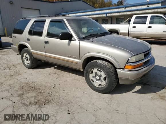 2002 Chevrolet Blazer LS z VIN 1GNDT13W42K241542, wystawiony jako Copart lot #77425714 z przebiegiem 171 055 mil mil oraz Szkoda całkowita • Salvage title. Historia ofert i sprzedaży dostępna na DreamBid. Obrazek 4.
