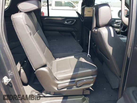 ✅ 2021 Chevrolet Suburban RST • VIN: 1GNSCEKD5MR228825 • Lot: 42916245. Wystawiony na IAAI z przebiegiem 52 657 mil. Bezpłatny archiwum sprzedaży aukcyjnych z USA i szczegółowy raport historii pojazdu na DreamBid. Zdjęcie 8.