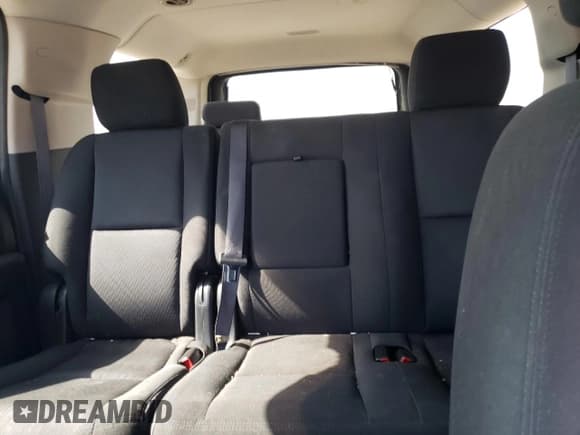 ✅ 2011 Chevrolet Suburban LS • VIN: 1GNSKHE33BR161288 • Lot: 62005814. Wystawiony na Copart z przebiegiem 109 659 mil. Bezpłatny archiwum sprzedaży aukcyjnych z USA i szczegółowy raport historii pojazdu na DreamBid. Zdjęcie 10.