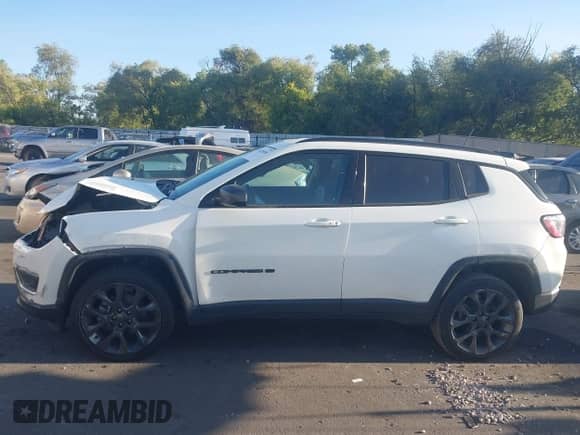 2021 Jeep Compass 80th Anniversary z VIN 3C4NJDEB0MT595610, wystawiony jako IAAI lot #43220698 z przebiegiem 92 251 mil mil oraz . Historia ofert i sprzedaży dostępna na DreamBid. Obrazek 14.