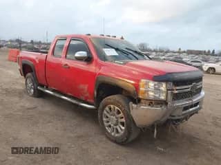 2011 Chevrolet Silverado 2500HD LT z VIN 1GC2KXCG2BZ383930, wystawiony jako IAAI lot #41017718 z przebiegiem 276 223 mil mil oraz . Historia ofert i sprzedaży dostępna na DreamBid. Obrazek 1.
