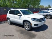✅ 2013 Volkswagen Tiguan S • VIN: WVGAV3AX8DW581359 • Лот: 42232568. Опубликован ранее на IAAI с пробегом 124 141 миль. Бесплатный доступ к архиву аукционных продаж из США и подробный отчёт об истории автомобиля на DreamBid. Изображение 1.