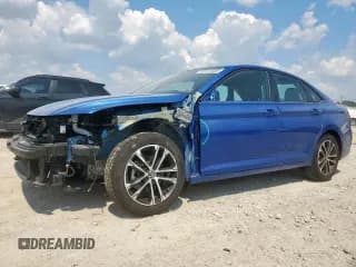 ✅ 2024 Volkswagen Jetta Sport • VIN: 3VWBM7BU1RM090837 • Лот: 80151505. Опубликован ранее на Copart с пробегом 10 301 миль. Бесплатный доступ к архиву аукционных продаж из США и подробный отчёт об истории автомобиля на DreamBid. Изображение 1.