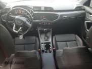 ✅ 2025 Audi Q3 S line Premium Plus • VIN: WA1EECF37S1055028 • Lot: 67396785. Wystawiony na Copart z przebiegiem 6 856 mil. Bezpłatny archiwum sprzedaży aukcyjnych z USA i szczegółowy raport historii pojazdu na DreamBid. Zdjęcie 8.