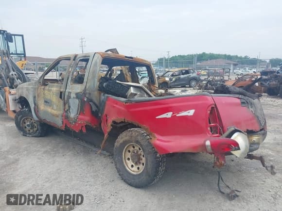 ✅ 1999 Ford F-250 XL • VIN: 1FTNX21L9XEE85256 • Lot: 42438573. Listed on IAAI with Not provided. Free auction sales archive from the USA and detailed vehicle history report at DreamBid. Image 3.