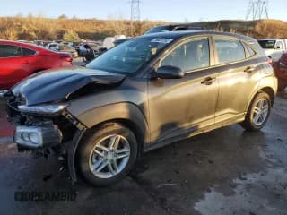 ✅ 2020 Hyundai Kona SE • VIN: KM8K1CAA0LU517130 • Лот: 75625153. Опубликован ранее на Copart с пробегом 43 723 миль. Бесплатный доступ к архиву аукционных продаж из США и подробный отчёт об истории автомобиля на DreamBid. Изображение 1.