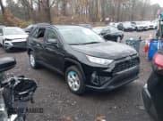 ✅ 2021 Toyota RAV4 XLE • VIN: 2T3P1RFV5MW213028 • Лот: 43731582. Опубликован ранее на IAAI с пробегом 11 285 миль. Бесплатный доступ к архиву аукционных продаж из США и подробный отчёт об истории автомобиля на DreamBid. Изображение 1.