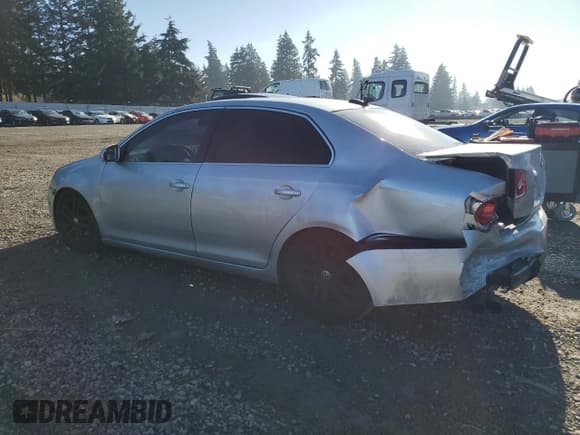 ✅ 2006 Volkswagen Jetta 2.5L • VIN: 3VWSG71K56M740742 • Лот: 42992575. Опубликован ранее на Copart с пробегом 180 726 миль. Бесплатный доступ к архиву аукционных продаж из США и подробный отчёт об истории автомобиля на DreamBid. Изображение 2.