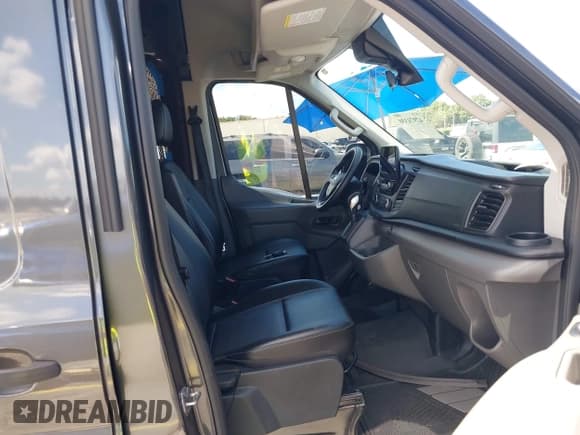 ✅ 2020 Ford Transit Cargo • VIN: 1FTBF4X83LKA68120 • Lot: 42974330. Wystawiony na IAAI z przebiegiem 50 582 mil. Bezpłatny archiwum sprzedaży aukcyjnych z USA i szczegółowy raport historii pojazdu na DreamBid. Zdjęcie 5.