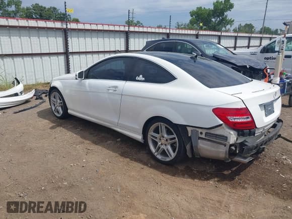 ✅ 2013 Mercedes-Benz C 250 • VIN: WDDGJ4HB5DG076888 • Lot: 42811728. Wystawiony na IAAI z przebiegiem 8 352 mil. Bezpłatny archiwum sprzedaży aukcyjnych z USA i szczegółowy raport historii pojazdu na DreamBid. Zdjęcie 3.