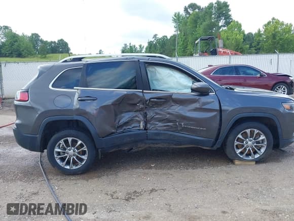 ✅ 2019 Jeep Cherokee Latitude Plus • VIN: 1C4PJLLB5KD264787 • Lot: 42274859. Wystawiony na IAAI z przebiegiem 106 108 mil. Bezpłatny archiwum sprzedaży aukcyjnych z USA i szczegółowy raport historii pojazdu na DreamBid. Zdjęcie 6.