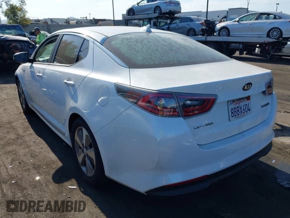 ✅ 2015 Kia Optima EX • VIN: KNAGN4AD1F5080166 • Lot: 43052255. Wystawiony na IAAI z przebiegiem 134 081 mil. Bezpłatny archiwum sprzedaży aukcyjnych z USA i szczegółowy raport historii pojazdu na DreamBid. Zdjęcie 3.