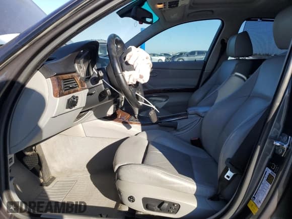 ✅ 2006 BMW 3 Series 330i • VIN: WBAVB33506PS11771 • Lot: 82655785. Listed on Copart with 141,572 mi. Free auction sales archive from the USA and detailed vehicle history report at DreamBid. Image 7.