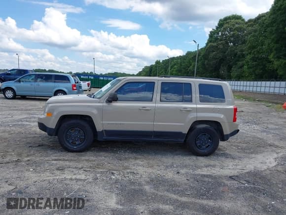 ✅ 2017 Jeep Patriot Sport • VIN: 1C4NJPBA8HD211131 • Lot: 42764133. Wystawiony na IAAI z przebiegiem 121 317 mil. Bezpłatny archiwum sprzedaży aukcyjnych z USA i szczegółowy raport historii pojazdu na DreamBid. Zdjęcie 13.