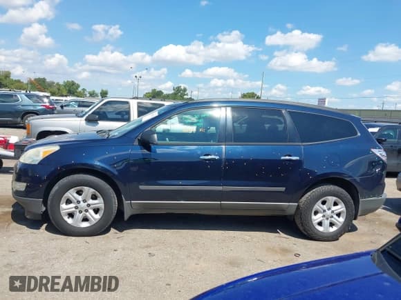 ✅ 2011 Chevrolet Traverse LS • VIN: 1GNKREEDXBJ412194 • Lot: 43304374. Wystawiony na IAAI z przebiegiem 187 234 mil. Bezpłatny archiwum sprzedaży aukcyjnych z USA i szczegółowy raport historii pojazdu na DreamBid. Zdjęcie 14.