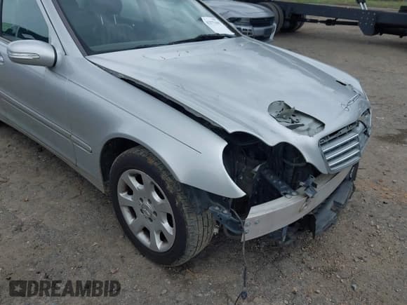 ✅ 2005 Mercedes-Benz C 320 • VIN: WDBRF84J85F567356 • Lot: 42377444. Wystawiony na IAAI z przebiegiem 221 225 mil. Bezpłatny archiwum sprzedaży aukcyjnych z USA i szczegółowy raport historii pojazdu na DreamBid. Zdjęcie 6.