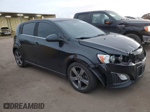 2013 Chevrolet Sonic RS z VIN 1G1JG6SB3D4218166, wystawiony jako Copart lot #65519165 z przebiegiem 102 166 mil mil oraz Nie do naprawy • Non repairable. Historia ofert i sprzedaży dostępna na DreamBid. Obrazek 4.