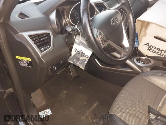 ✅ 2016 Hyundai Veloster • VIN: KMHTC6AD8GU251095 • Lot: 41598280. Wystawiony na IAAI z przebiegiem 119 099 mil. Bezpłatny archiwum sprzedaży aukcyjnych z USA i szczegółowy raport historii pojazdu na DreamBid. Zdjęcie 13.