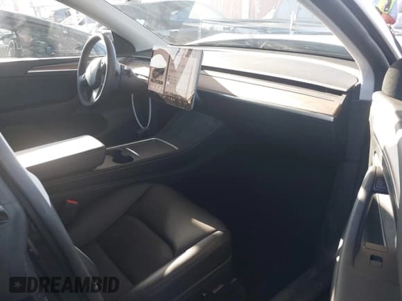 ✅ 2024 Tesla Model Y • VIN: 7SAYGDED1RF209346 • Lot: 43149037. Wystawiony na IAAI z przebiegiem 10 213 mil. Bezpłatny archiwum sprzedaży aukcyjnych z USA i szczegółowy raport historii pojazdu na DreamBid. Zdjęcie 5.