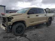 ✅ 2017 Toyota Tundra SR5 • VIN: 5TFDW5F15HX662978 • Лот: 84483965. Опубликован ранее на Copart с пробегом 201 312 миль. Бесплатный доступ к архиву аукционных продаж из США и подробный отчёт об истории автомобиля на DreamBid. Изображение 1.