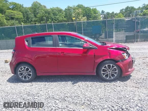 2020 Chevrolet Sonic LT с VIN 1G1JD6SB6L4124936, выставлен на аукционе IAAI как лот 42642451 с пробегом 61 903 миль миль и . История ставок и продаж доступна на DreamBid. Изображение 13.