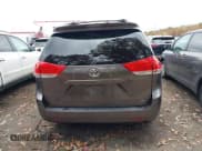 ✅ 2013 Toyota Sienna LE • VIN: 5TDKK3DC3DS376882 • Lot: 43569276. Wystawiony na IAAI z przebiegiem 131 245 mil. Bezpłatny archiwum sprzedaży aukcyjnych z USA i szczegółowy raport historii pojazdu na DreamBid. Zdjęcie 17.