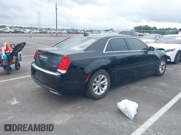 ✅ 2016 Chrysler 300 Touring • VIN: 2C3CCAAG7GH141793 • Lot: 43292102. Wystawiony na IAAI z przebiegiem 117 699 mil. Bezpłatny archiwum sprzedaży aukcyjnych z USA i szczegółowy raport historii pojazdu na DreamBid. Zdjęcie 4.