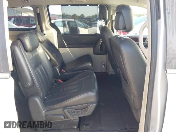 ✅ 2010 Chrysler Town & Country Touring Plus • VIN: 2A4RR8D15AR405688 • Lot: 43183852. Wystawiony na IAAI z przebiegiem 224 880 mil. Bezpłatny archiwum sprzedaży aukcyjnych z USA i szczegółowy raport historii pojazdu na DreamBid. Zdjęcie 8.