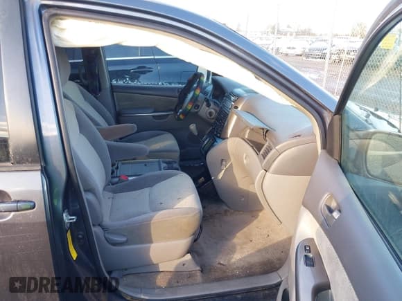 ✅ 2009 Toyota Sienna CE • VIN: 5TDZK23C69S270122 • Lot: 43625978. Listed on IAAI with 307,100 mi. Free auction sales archive from the USA and detailed vehicle history report at DreamBid. Image 5.