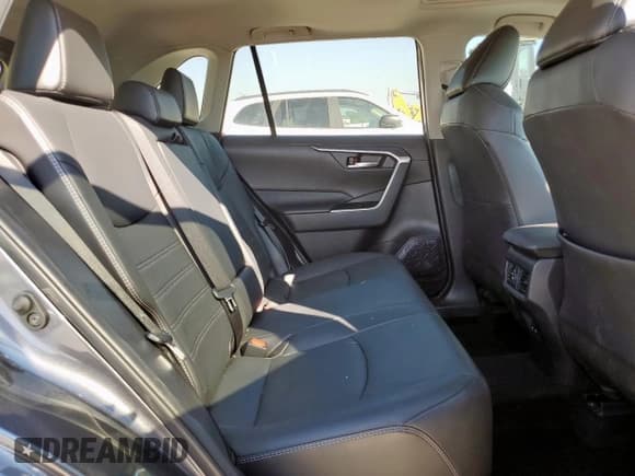 ✅ 2021 Toyota RAV4 XLE Premium • VIN: 2T3C1RFV0MC096149 • Лот: 82182975. Опубликован ранее на Copart с пробегом 35 564 миль. Бесплатный доступ к архиву аукционных продаж из США и подробный отчёт об истории автомобиля на DreamBid. Изображение 11.