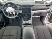 ✅ 2023 Jeep Grand Cherokee Laredo • VIN: 1C4RJHAG1P8701009 • Lot: 93411715. Wystawiony na Copart z przebiegiem 21 447 mil. Bezpłatny archiwum sprzedaży aukcyjnych z USA i szczegółowy raport historii pojazdu na DreamBid. Zdjęcie 8.