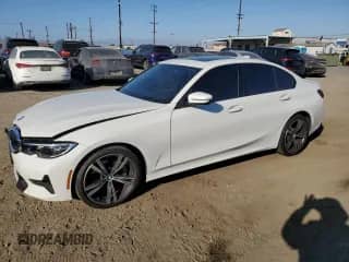 2022 BMW 3 Series 330i z VIN 3MW5R1J09N8C28220, wystawiony jako Copart lot #86172885 z przebiegiem 46 739 mil mil oraz Czysty tytuł • Clean title. Historia ofert i sprzedaży dostępna na DreamBid. Obrazek 1.