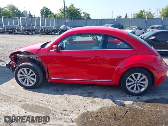 ✅ 2014 Volkswagen Beetle 2.0L TDI w/Sun/Sound/Nav • VIN: 3VWJL7AT6EM634671 • Лот: 42921278. Опубликован ранее на IAAI с пробегом 48 985 миль. Бесплатный доступ к архиву аукционных продаж из США и подробный отчёт об истории автомобиля на DreamBid. Изображение 15.