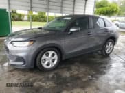 ✅ 2025 Honda HR-V LX • VIN: 3CZRZ1H34SM730263 • Лот: 58817795. Опубликован ранее на Copart с пробегом 8 863 миль. Бесплатный доступ к архиву аукционных продаж из США и подробный отчёт об истории автомобиля на DreamBid. Изображение 1.