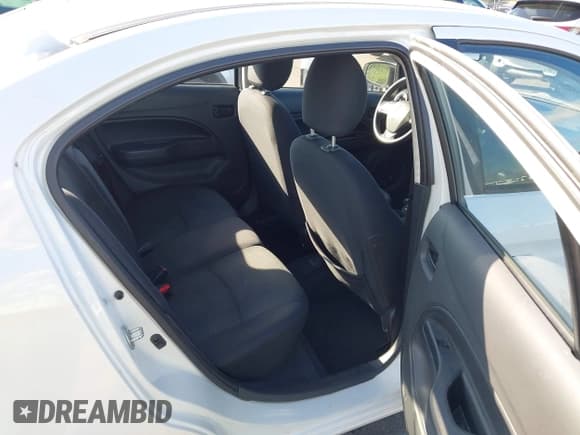 ✅ 2017 Mitsubishi Mirage ES • VIN: ML32F3FJ9HH002712 • Lot: 43272774. Wystawiony na IAAI z przebiegiem 70 094 mil. Bezpłatny archiwum sprzedaży aukcyjnych z USA i szczegółowy raport historii pojazdu na DreamBid. Zdjęcie 8.