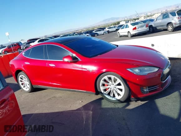 ✅ 2015 Tesla Model S 85D • VIN: 5YJSA1H29FFP80060 • Lot: 43520878. Wystawiony na IAAI z przebiegiem 130 463 mil. Bezpłatny archiwum sprzedaży aukcyjnych z USA i szczegółowy raport historii pojazdu na DreamBid. Zdjęcie 13.
